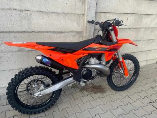😍 Tahle parádní sestava v podobě KTM SX 250 2025 a kompletního výfukového systému od firmy OXA Factory stojí zato.. Fotky...